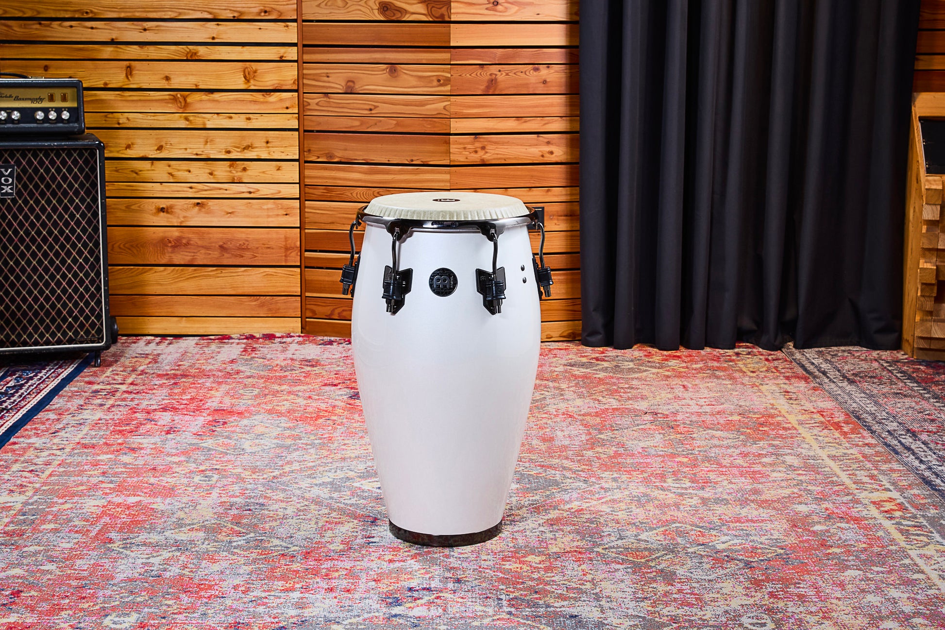 Tumba Roberto Serrano 12"1/2, fût Chêne Siam 3 plis, hauteur 76.2cm, peau Fiberskyn, cercles SSR 4mm.