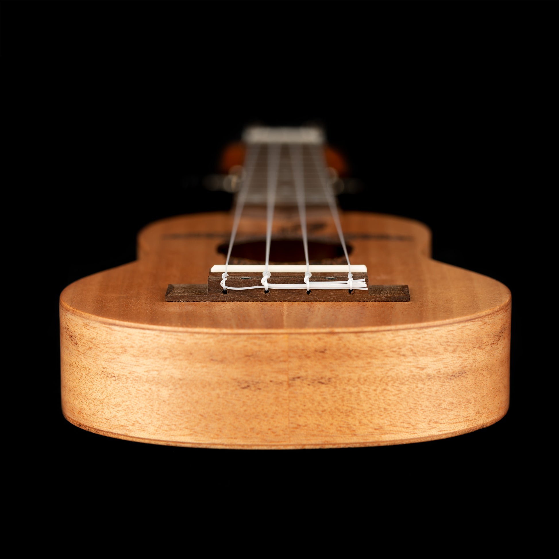 K1-MM, ukulélé Sopranino, table okoumé avec motif tortue, fond & éclisses okoumé, manche okoumé, acajou pores ouverts