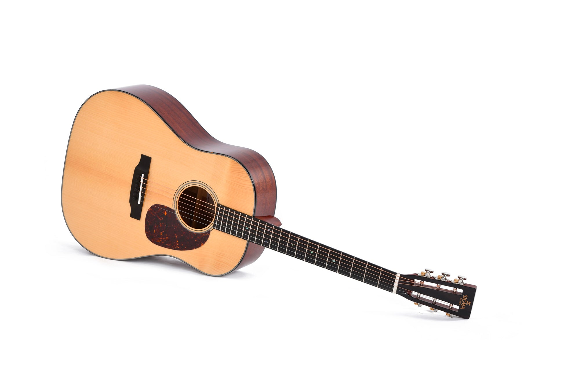 Modèle SDJM-18, Dreadnought, table épicéa massif, f/e acajou massif, touche ébène, tête ajourée, soft case, naturel brillant