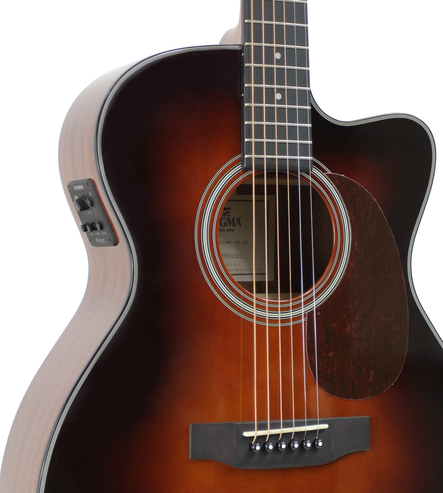 Modèle 000MC-1E-SB, Forme 000 pan coupé, table épicéa massif, f/e acajou, touche micarta, EQ Fishman, sunburst brillant