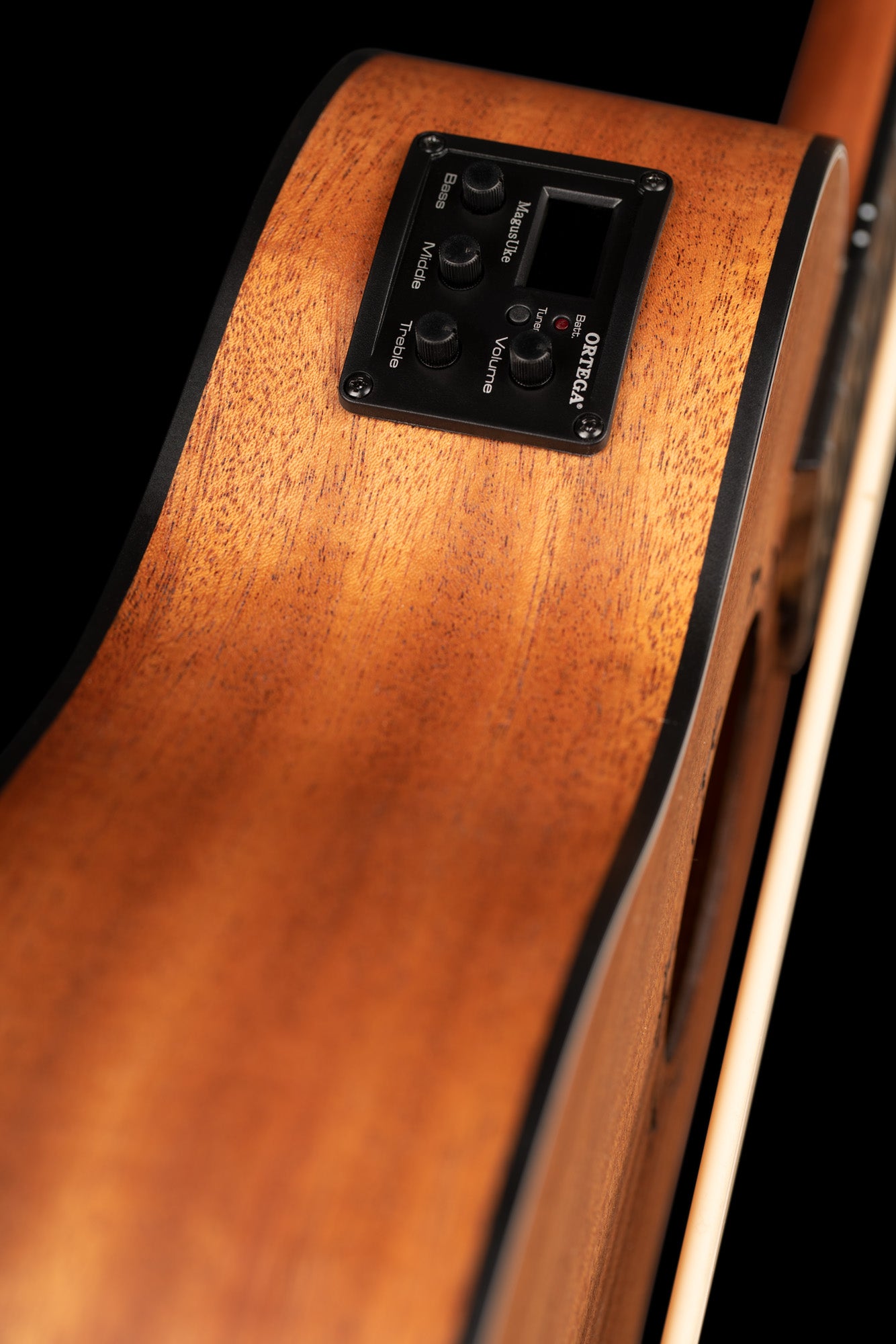 LIZZY, EQ MagusUkebass, table acajou, fond & éclisses acajou, manche acajou (45 mm au sillet), 15 frettes, housse