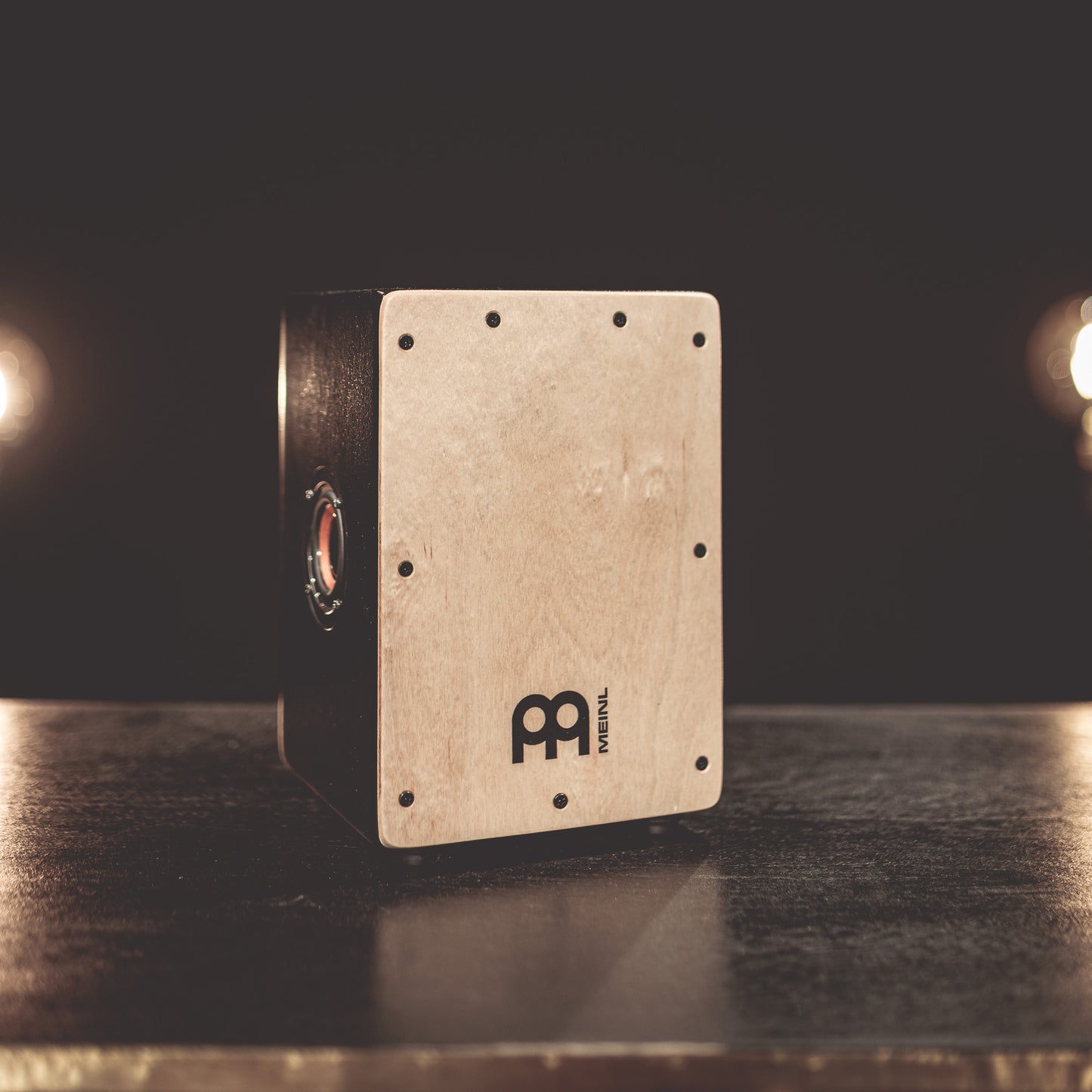 Mini enceinte cajon pré-amplifiée servant de haut-parleur Bluetooth®.