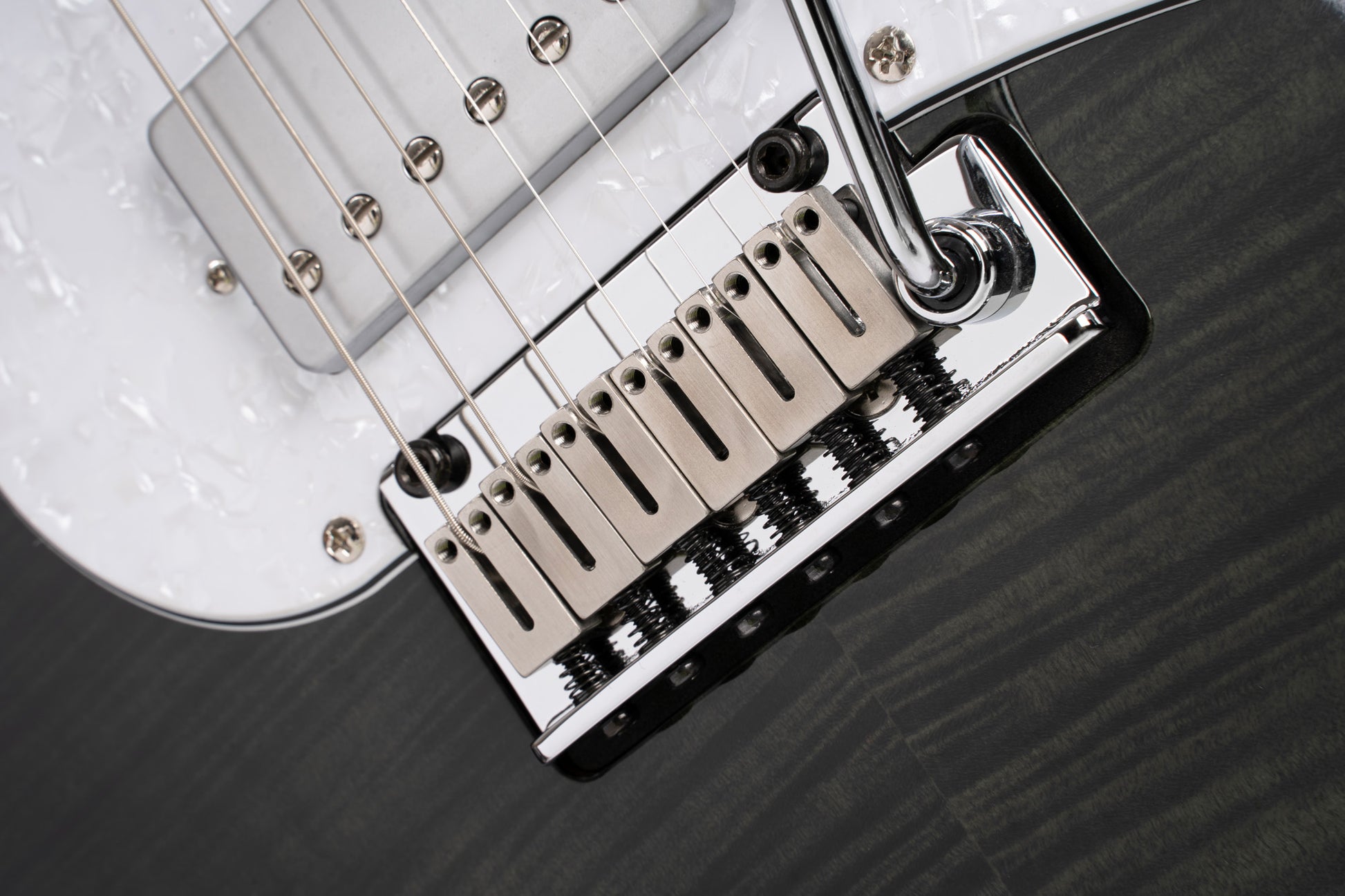 G280 SELECT, corps aulne, table érable flammé, touche palissandre, 2 micros simples et 1 double Voiced Tone, noir translucide