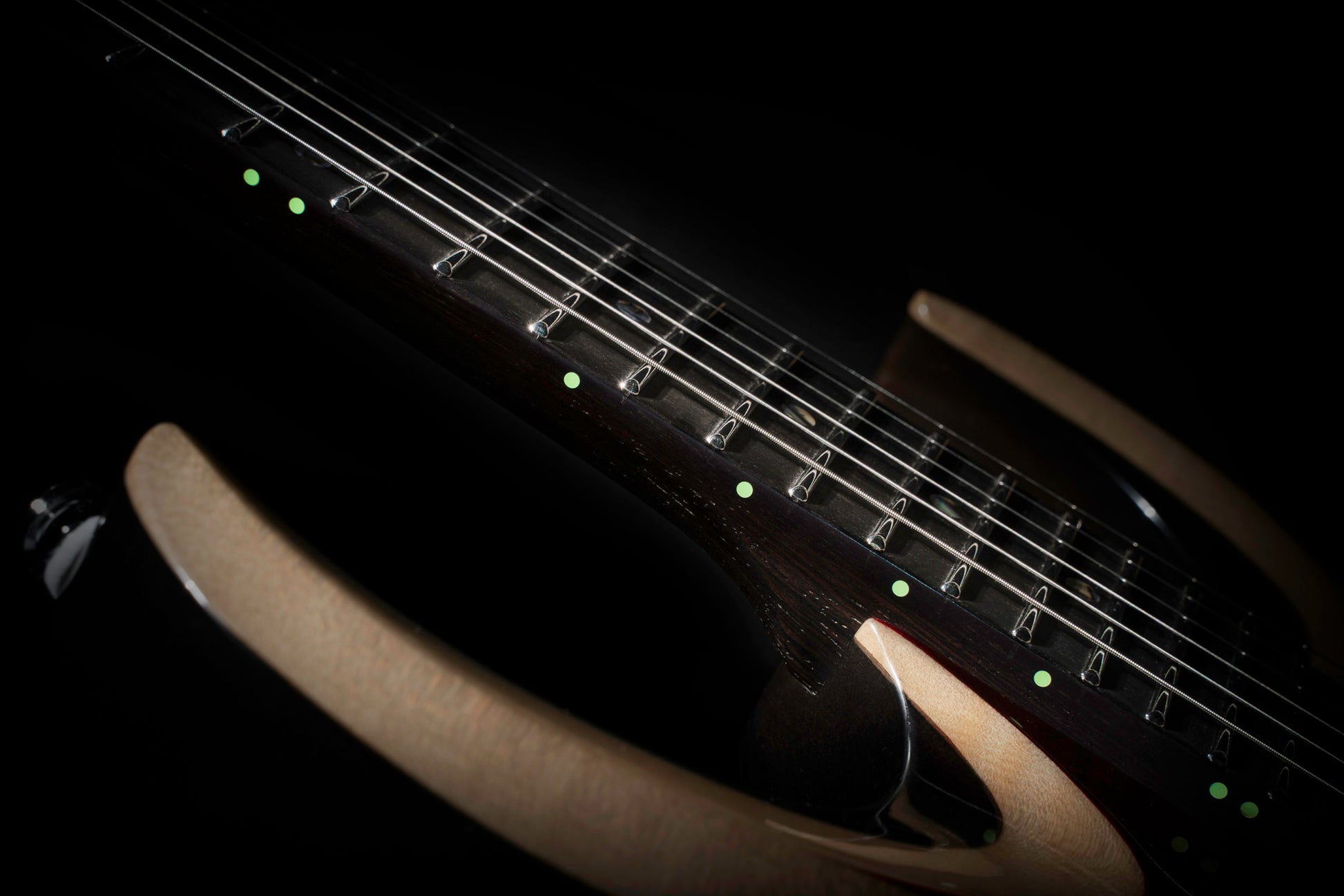 X700 Duality II, corps acajou, table érable flammé, touche ébène, trémolo CFA-III, micros Fishman Fluence, housse, lava burst