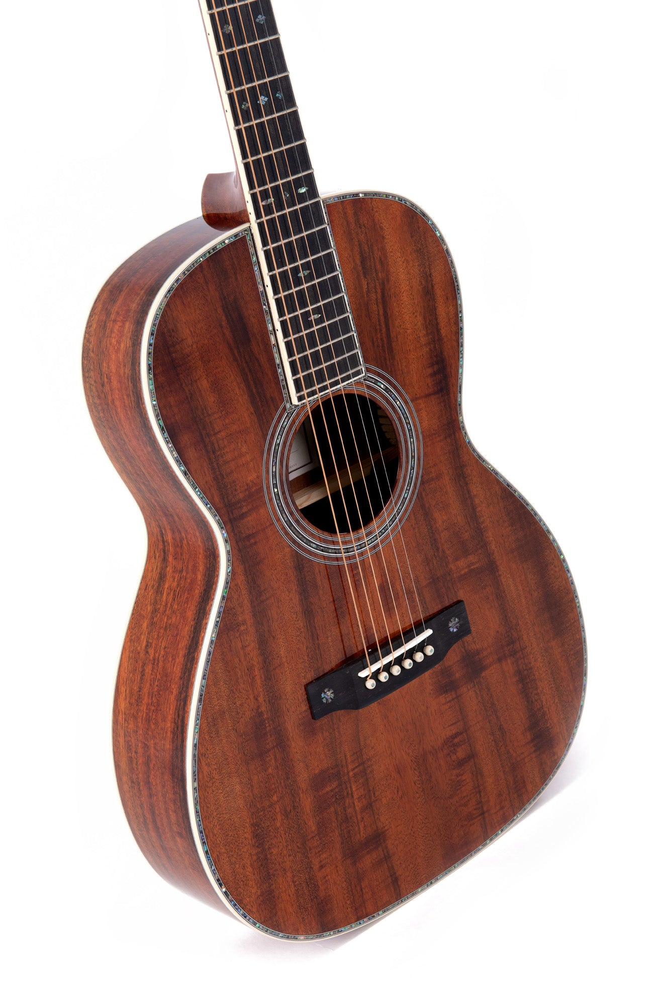 ModĂšle 000K2-42S, Ă©dition spĂ©ciale, Forme 000, table Koa flammĂ© massif, f/e Koa flammĂ©, tĂȘte ajourĂ©e, soft case, nat. brillant