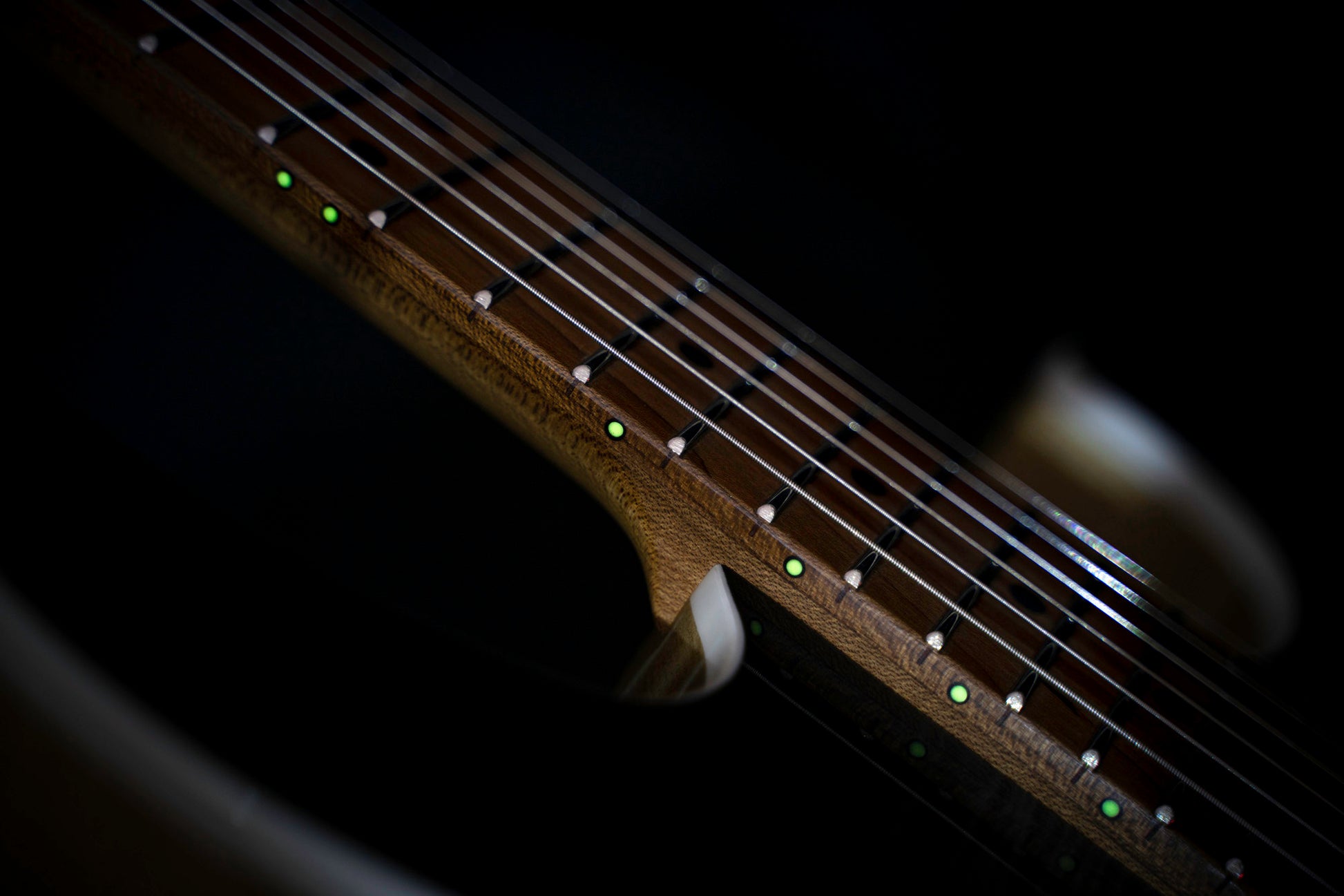 G290 FAT II, corps sassafras, table érable flammé, manche et touche érable torréfié, 2 micros Voiced Tone VTH-77, violin burst