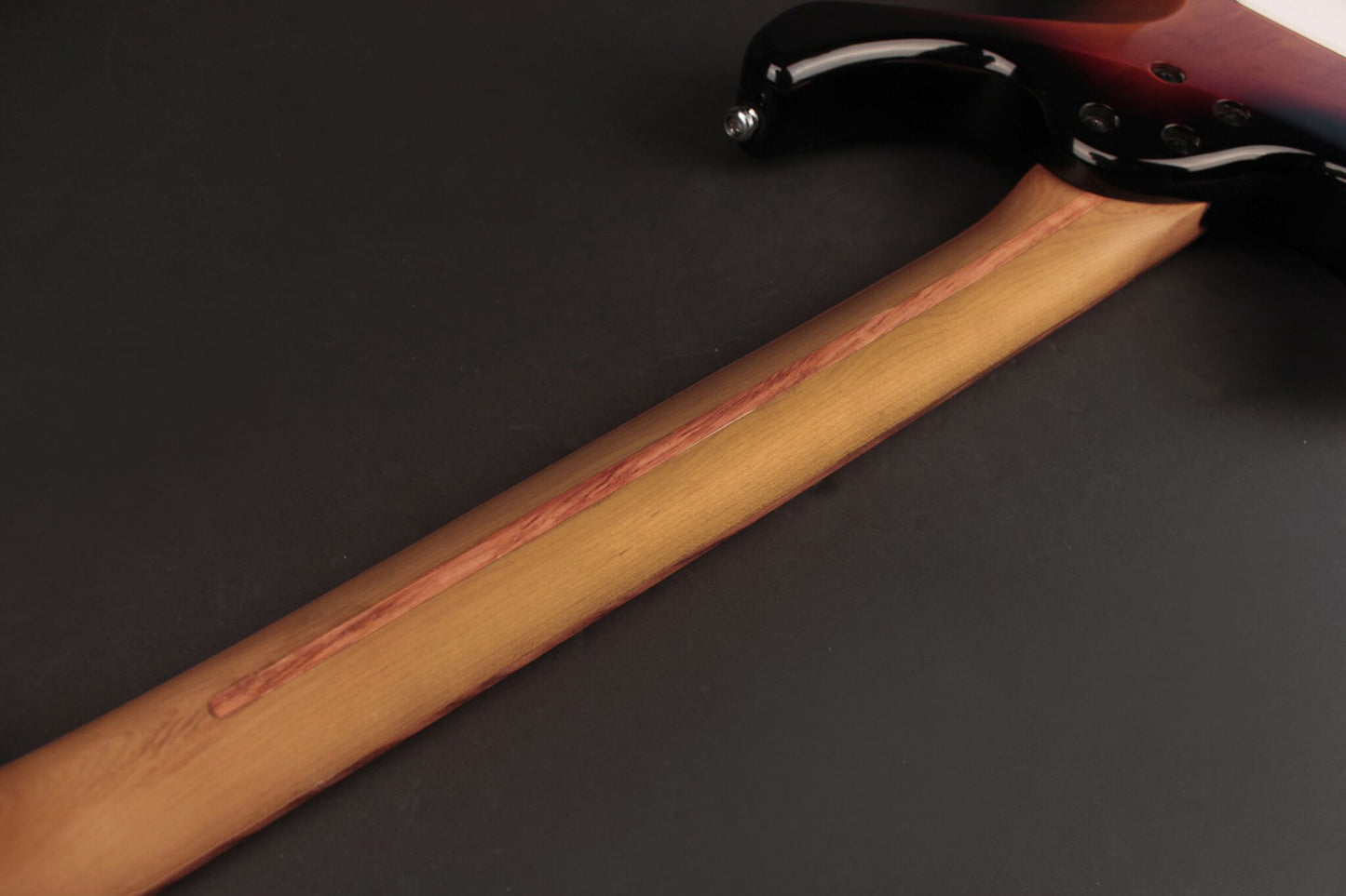 G260CS, corps aulne, manche érable"roasted", touche pau ferro, 2 micros simples et 1 double Voiced Tone, sunburst 3 tons