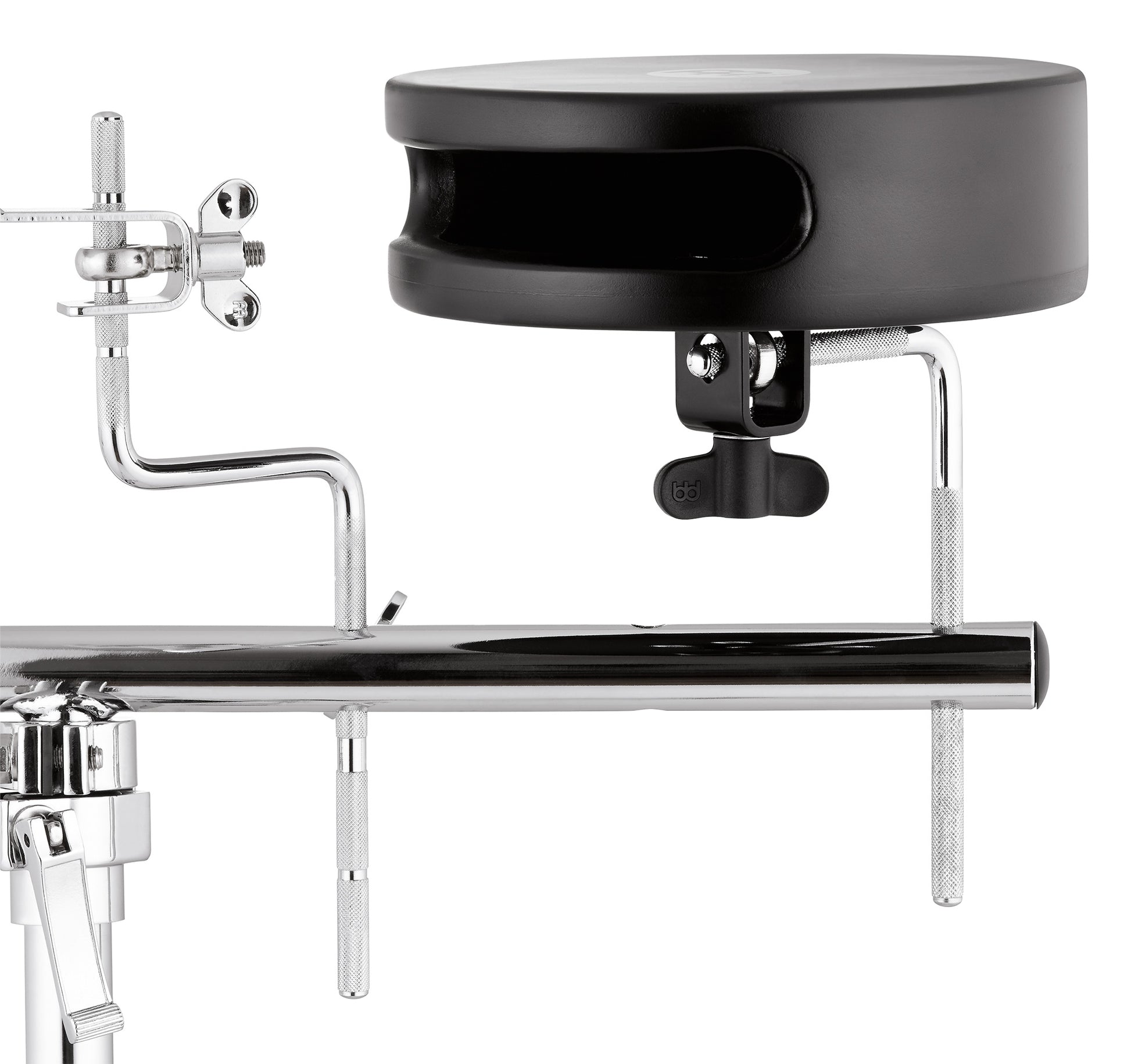 Cajon caisse claire en hévéa, montable sur pied standard, Ø 19cm, timbre interne, son sec, inclus bar de montage en L 3/8", noir