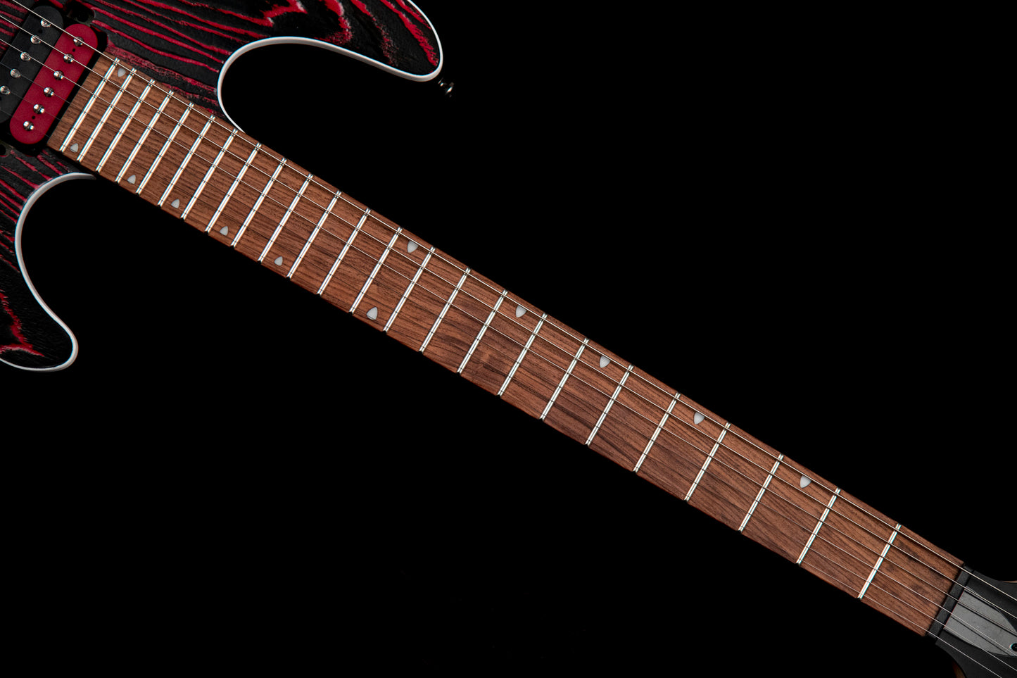 KX300 ETCHED, 6 cordes, corps acajou, table frêne sablée, touche pau ferro, 2 micros doubles EMG RetroActive, noir et rouge