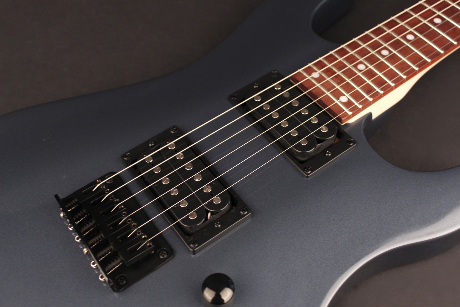 KX100, corps tilleul, manche vissé érable, touche jatoba, 2 micros doubles Powersound, metallic ash