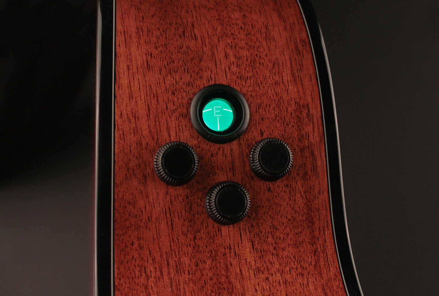 GOLD-OC6, forme Orchestra Model pan coupé, table épicéa massif torréfié, f/e acajou, EQ Fishman Flex Blend, naturel brillant