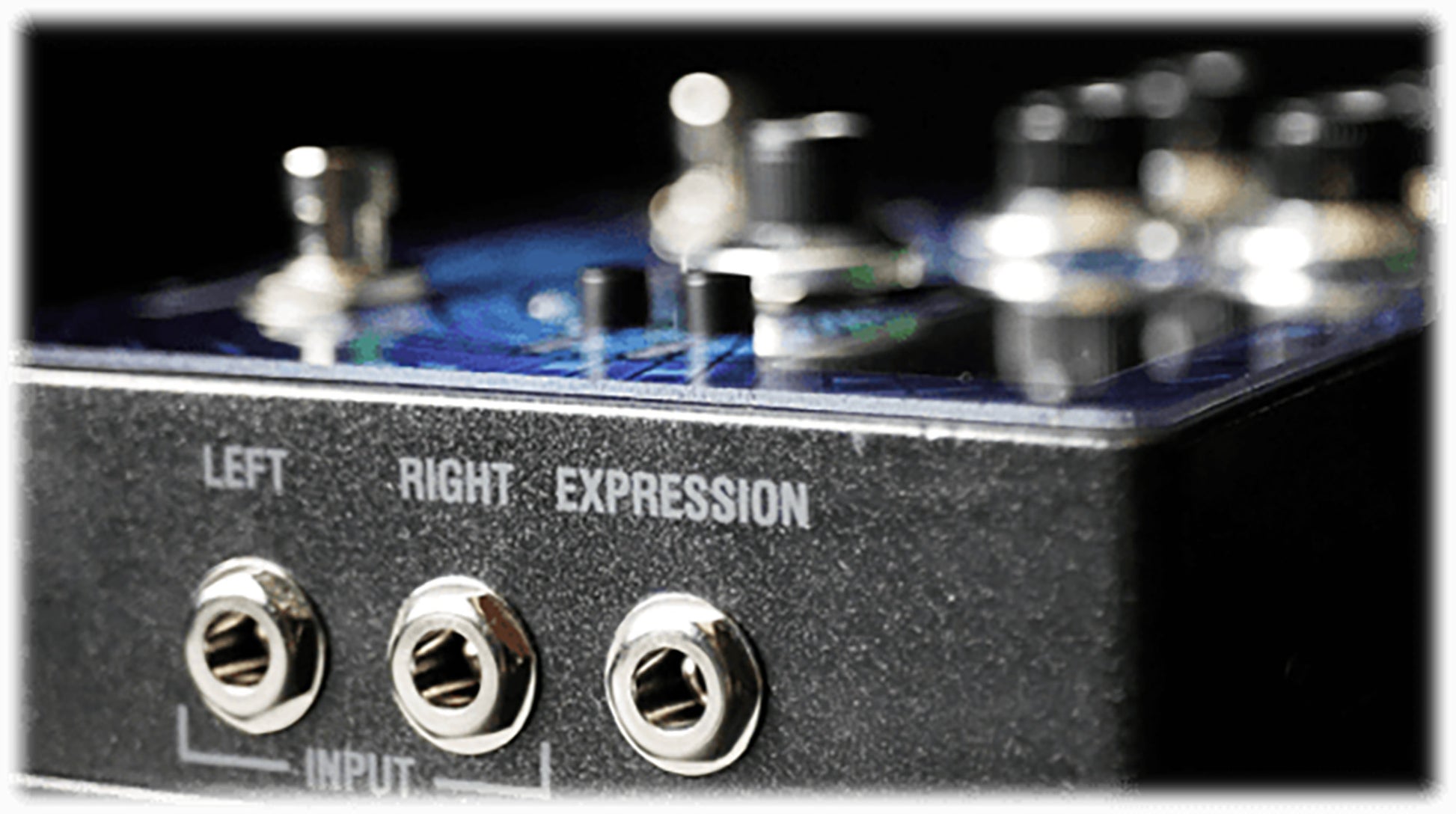 Pédale délai THE DIFFERENCE ENGINE, stéréo, 3 modes (Analogue, Digital, Dynamic), 100 presets, écran OLED 2.42", bleu