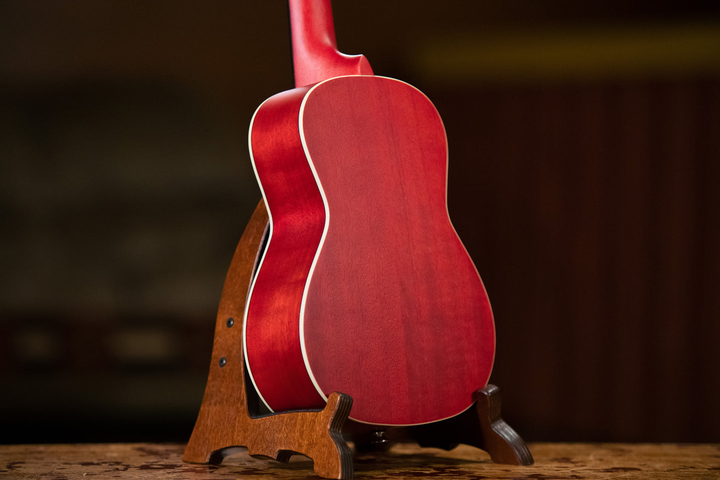 RUFIRE, modèle Concert, table okoume, fond & éclisses okoume, manche acajou, rouge satiné