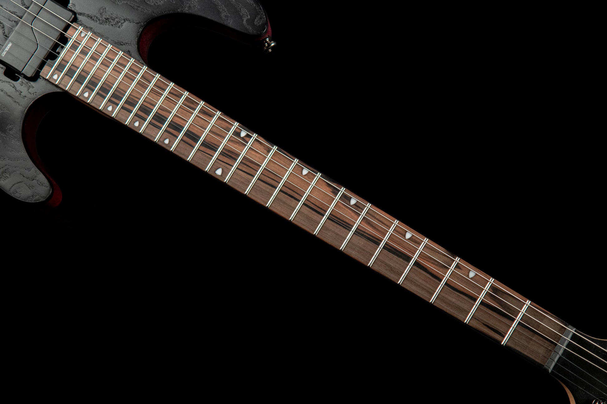 KX500 ETCHED, 6 cordes, corps acajou, table frêne sablée, touche ébène, 2 micros doubles Fishman Fluence, noir sablé