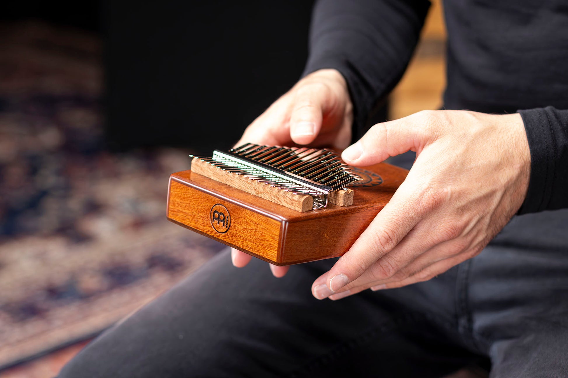 Kalimba Meinl avec rosace, 17 notes, design Sun - KA17SU