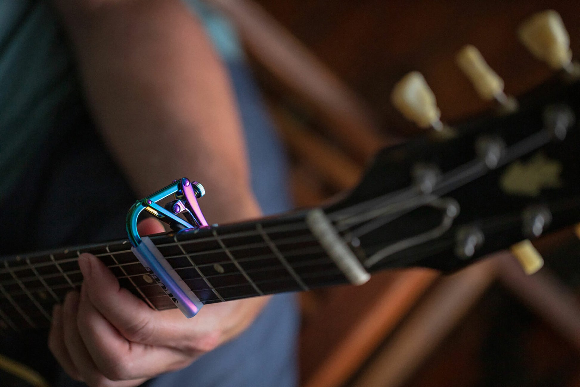 Capo Royale Paua Pearl C1P, pour guitares cordes acier (acoustiques et électriques), finition titane haute-qualité, Paua Pearl