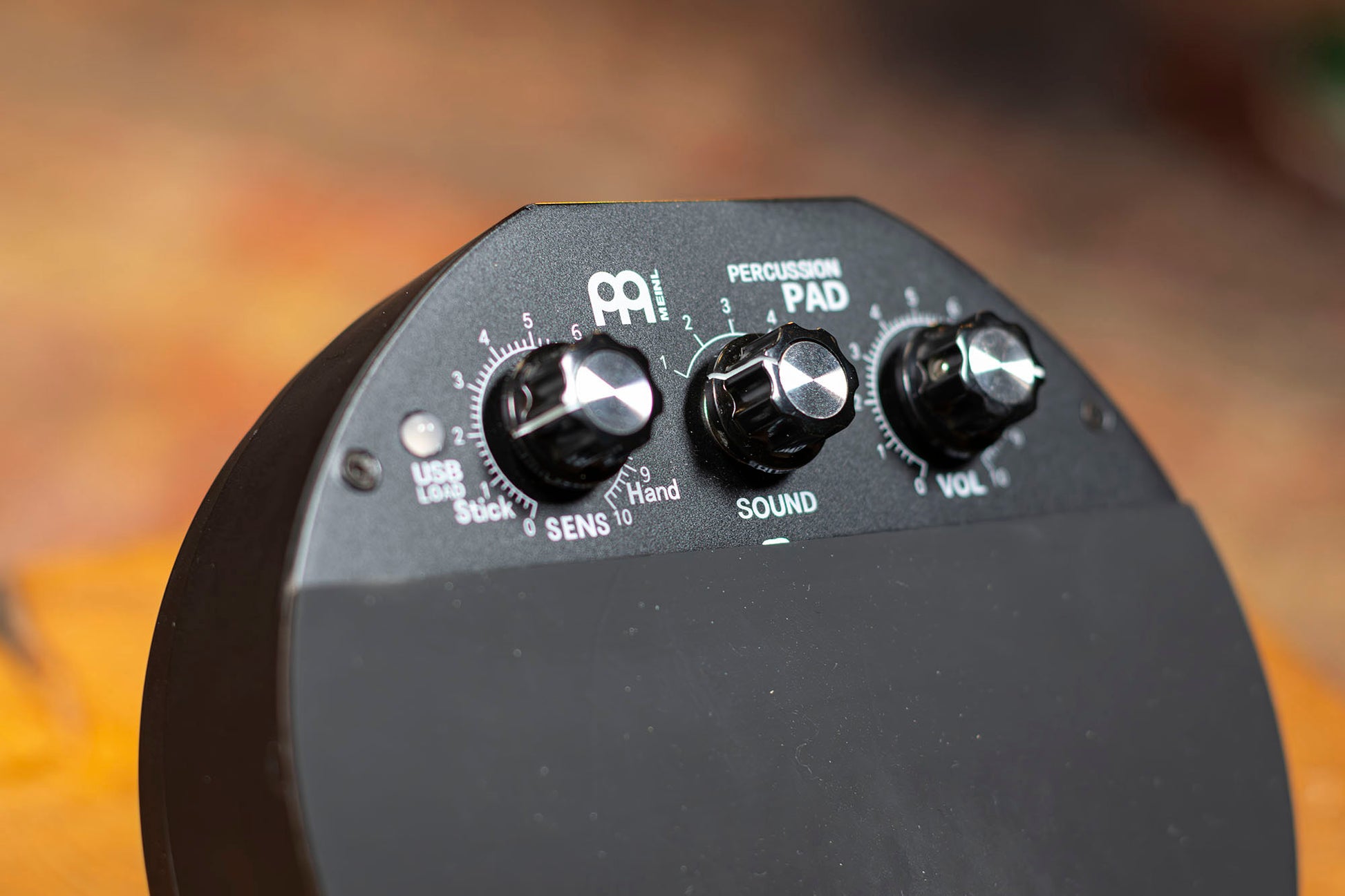 Pad de percussion compact électronique avec 5 sons différents, batterie rechargeable et adaptable à une perche de cymbale