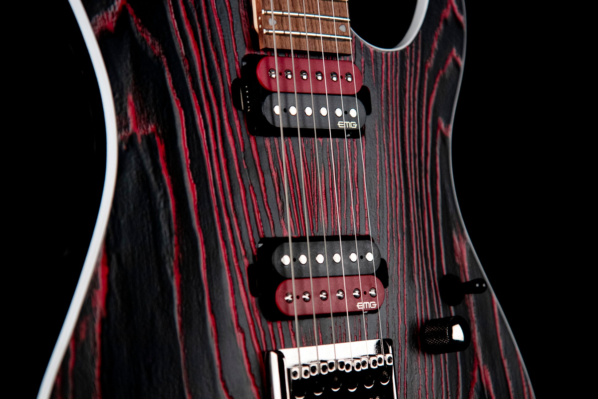 KX300 ETCHED, 6 cordes, corps acajou, table frêne sablée, touche pau ferro, 2 micros doubles EMG RetroActive, noir et rouge