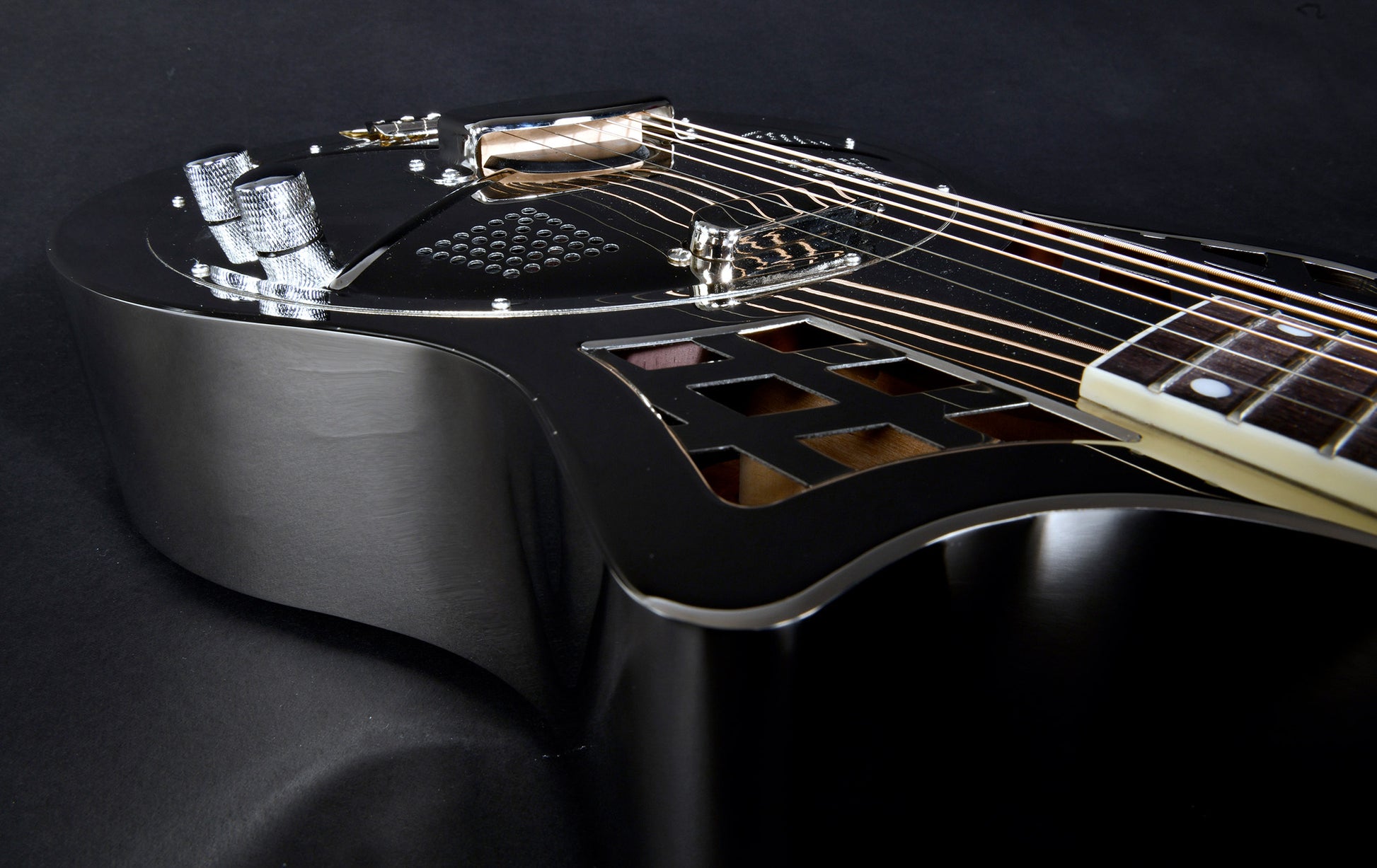 JR-994E, corps en laiton, manche acajou, touche palissandre, micro simple, nickel brillant