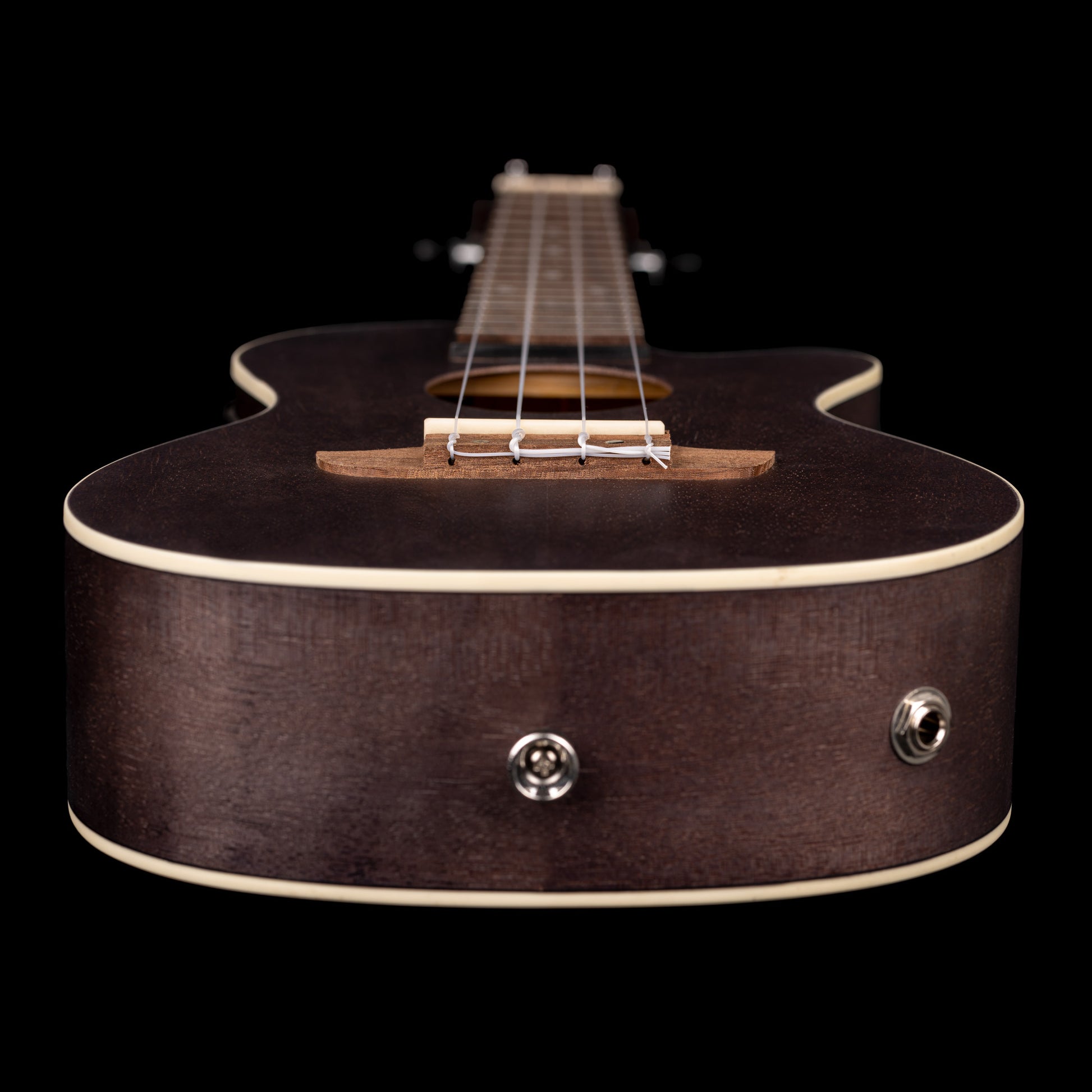 RUCOAL-CE, modèle Concert pan coupé, EQ Ortega MagusUke, table okoumé, fond & éclisses okoumé, noir satiné