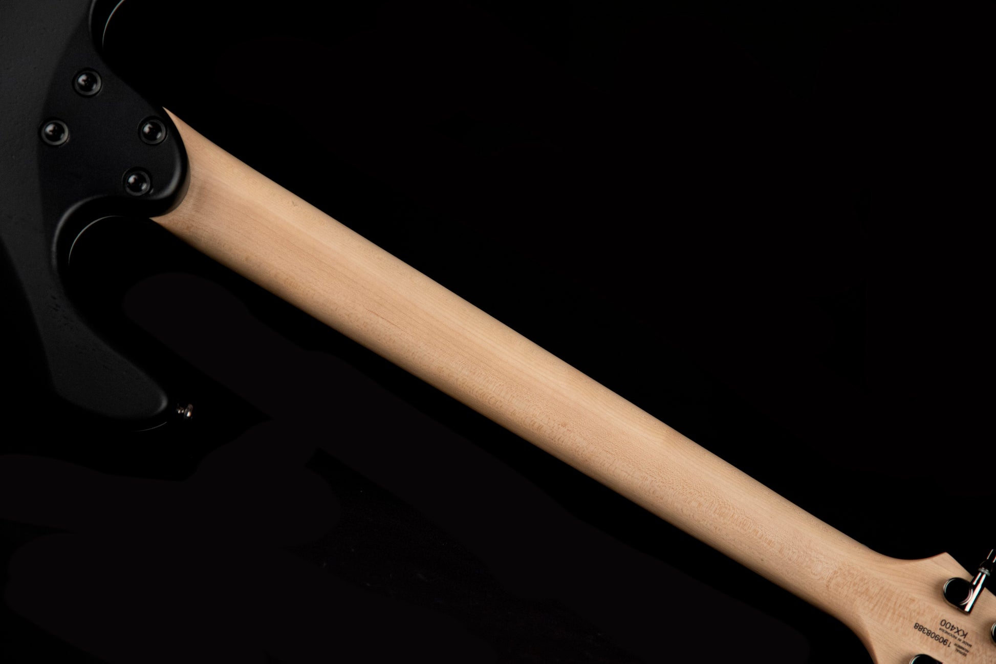 KX300 ETCHED, 6 cordes, corps acajou, table frêne sablée, touche pau ferro, 2 micros doubles EMG RetroActive, noir et rouge