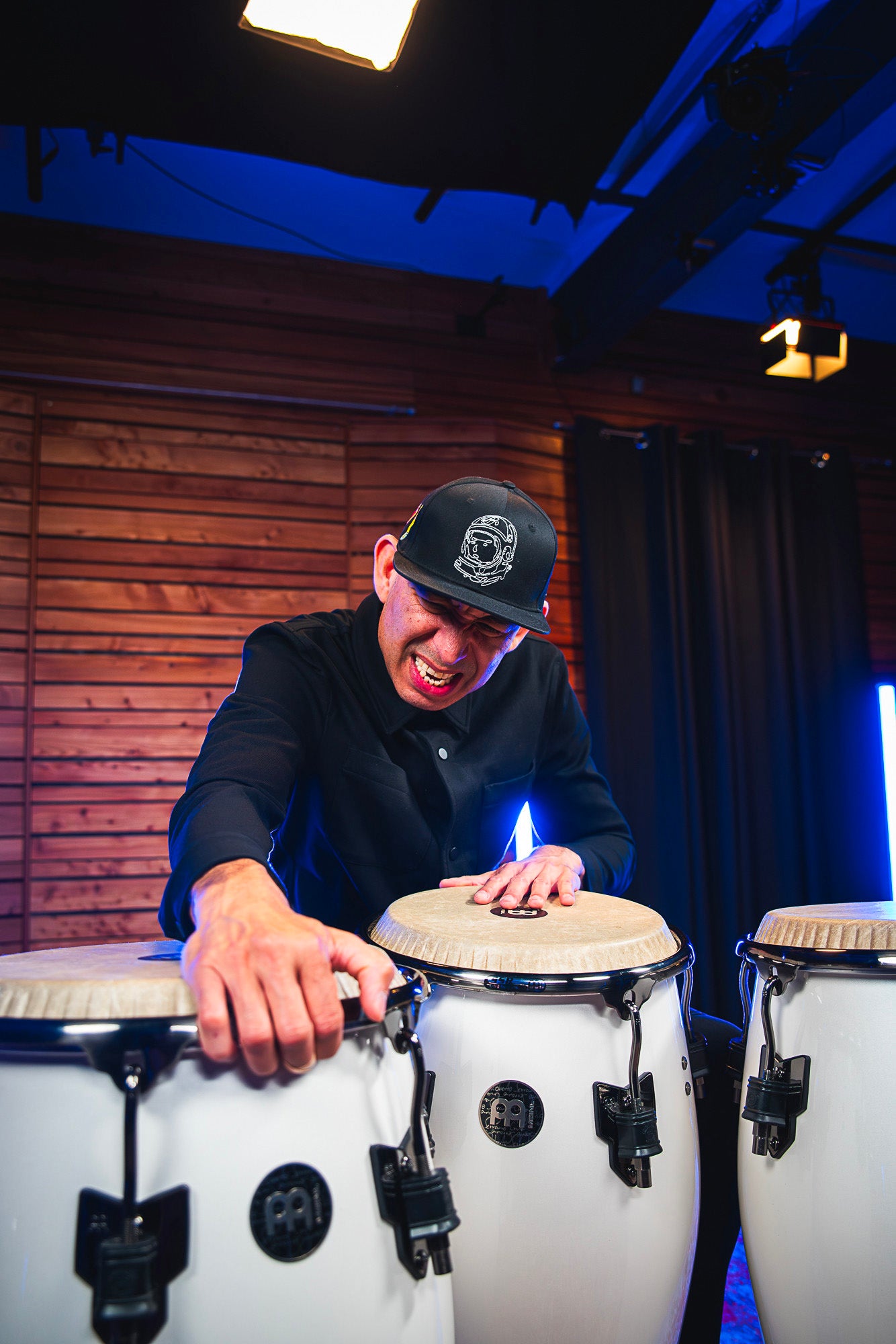 Tumba Roberto Serrano 12"1/2, fĂ»t ChĂȘne Siam 3 plis, hauteur 76.2cm, peau Fiberskyn, cercles SSR 4mm.