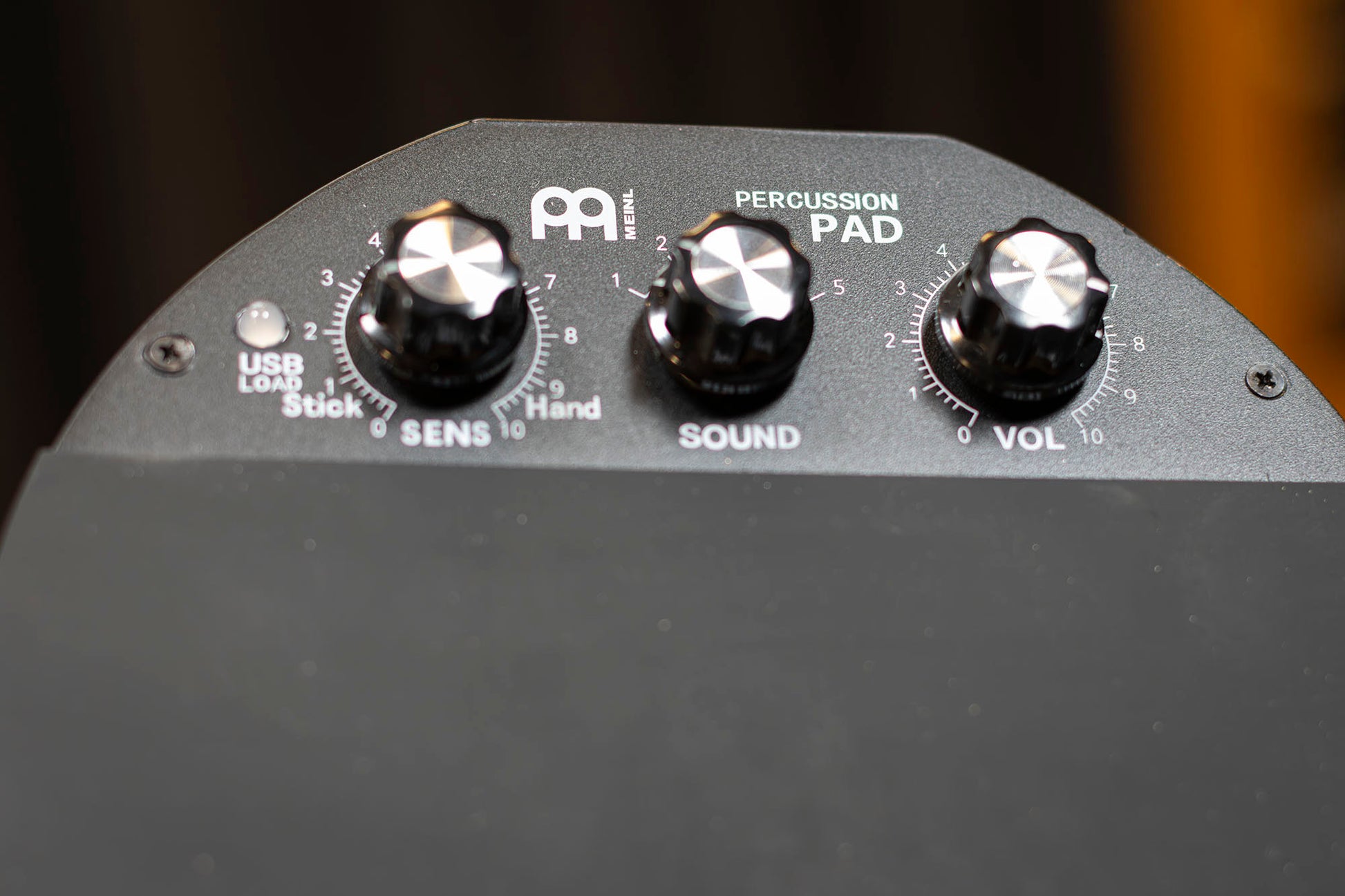 Pad de percussion compact électronique avec 5 sons différents, batterie rechargeable et adaptable à une perche de cymbale