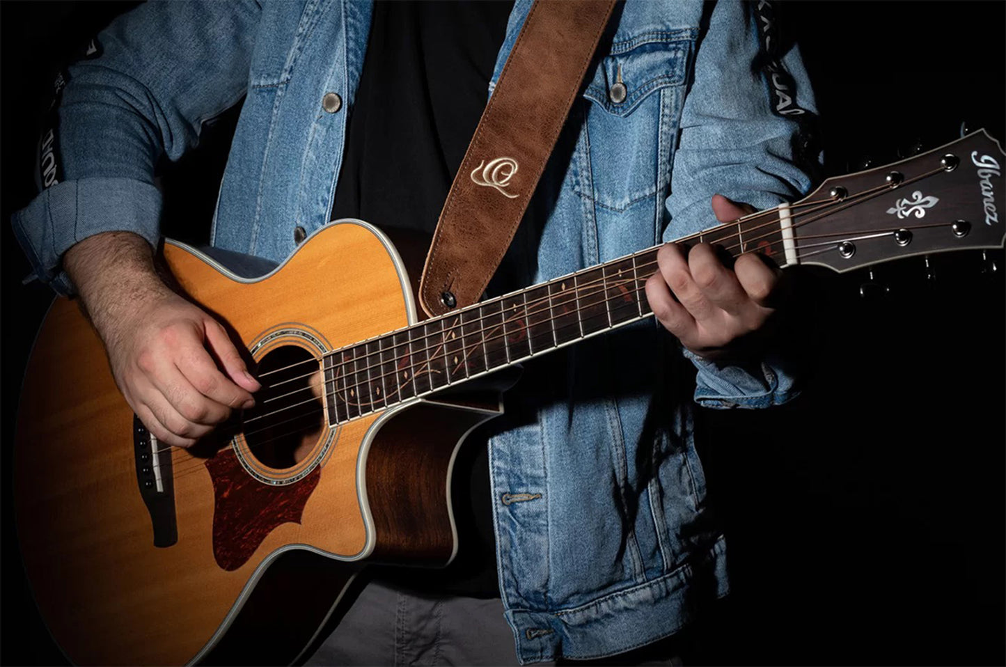 OSSU-40, courroie guitare, série Suede, face et dos cuir suédé, largeur 6 cm, longueur de 92 à 145 cm, cognac