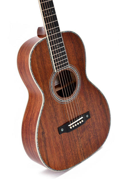 Modèle 00K2-42S, édition spéciale, Forme 00, table Koa flammé massif, f/e Koa flammé, tête ajourée, soft case, nat. brillant