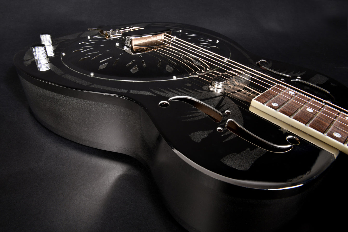 JR-998, corps en laiton, manche acajou, touche palissandre, micro simple, nickel brillant avec palmiers.