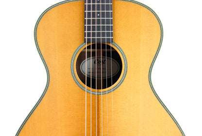 Essence MC4, table épicéa Sitka massif torréfié, f/e acajou, touche & chevalet palissandre, semi brillant