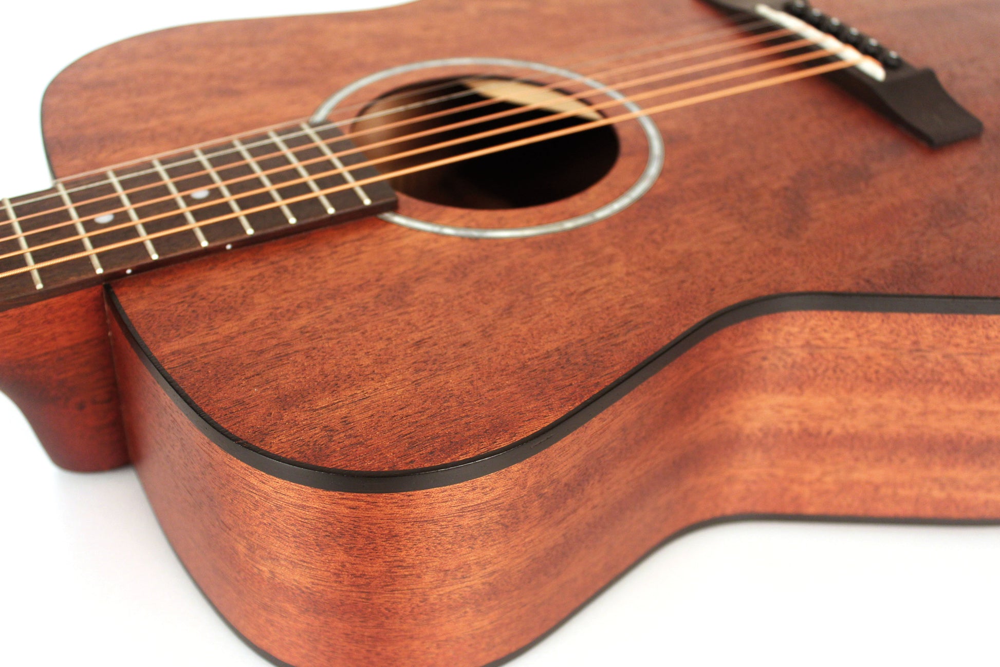 AF510M, forme Concert, table acajou, f/e acajou, manche acajou, touche & chevalet merbau, naturel pores ouverts