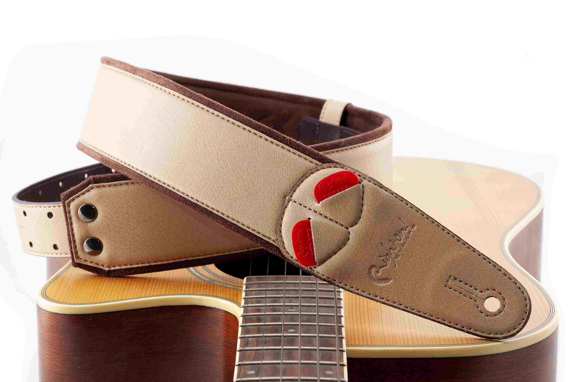 Courroie modèle CHARM, extérieur synthétique, largeur 6 cm, longueur 100 à 145 cm, porte-médiators intégré, beige