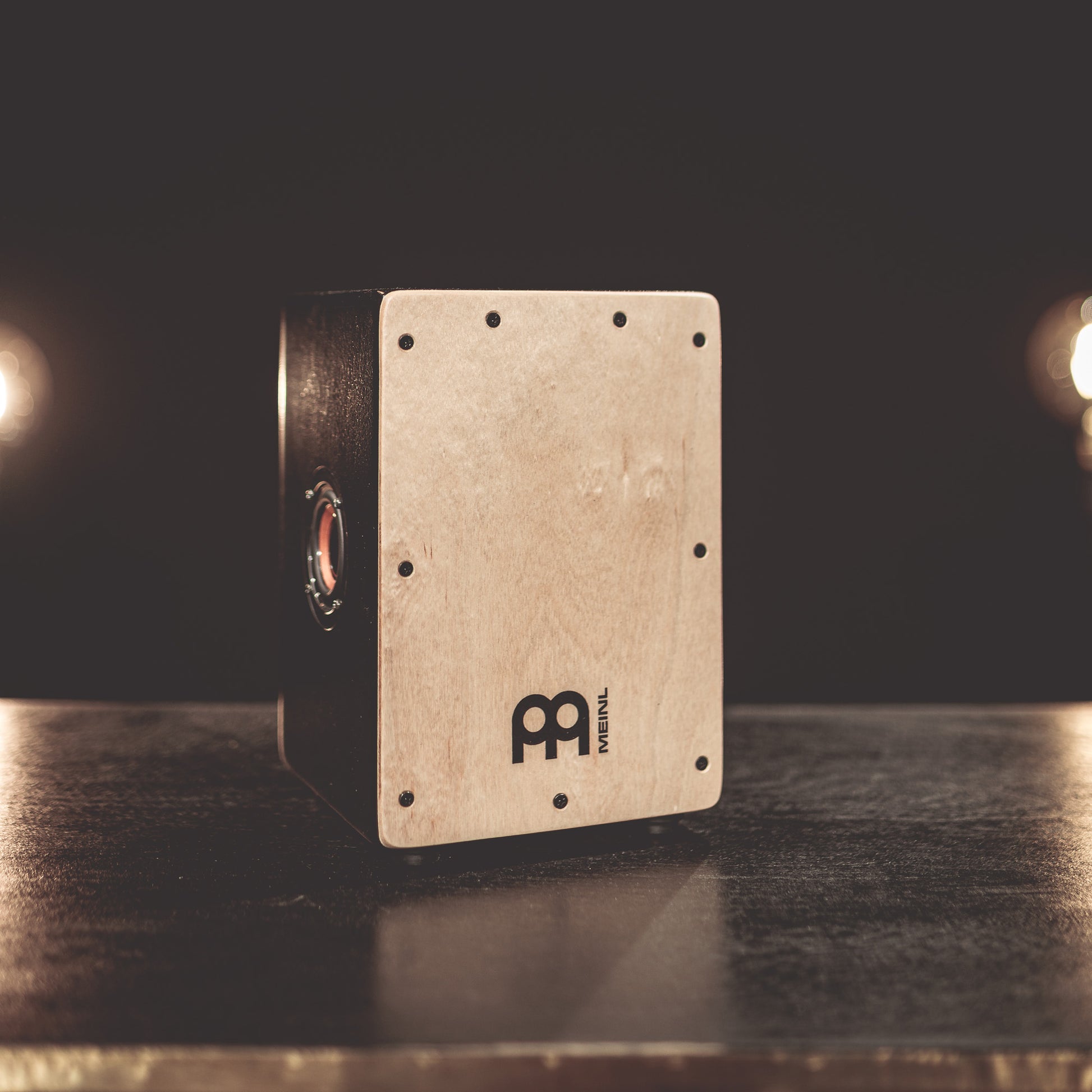 Mini enceinte cajon pré-amplifiée servant de haut-parleur Bluetooth®.