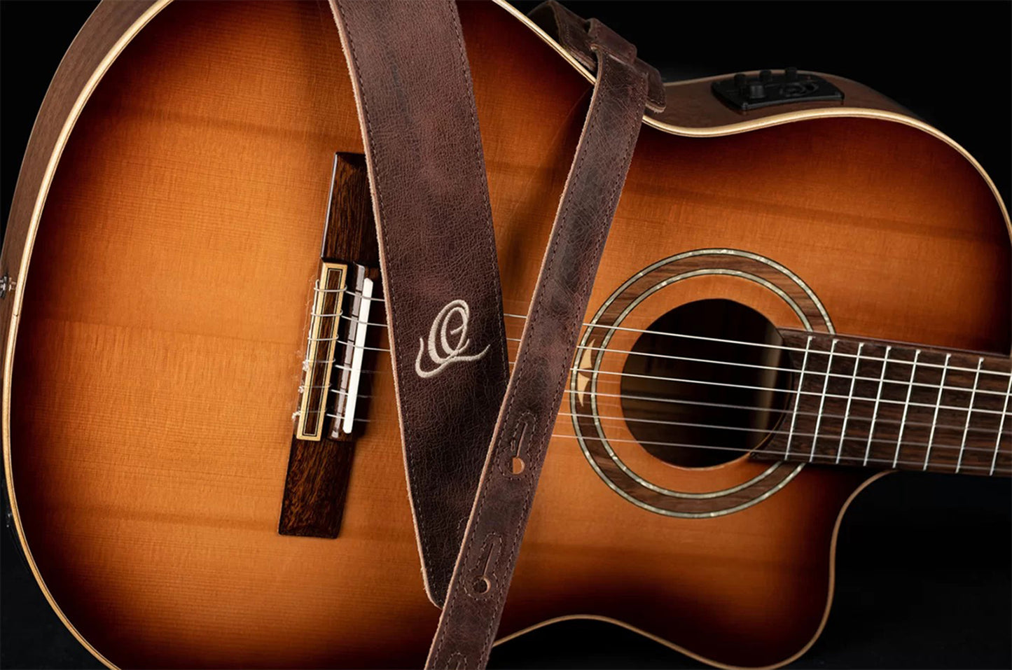 OSSU-20, courroie guitare, série Suede, face et dos cuir suédé, largeur 6 cm, longueur de 92 à 145 cm, peat