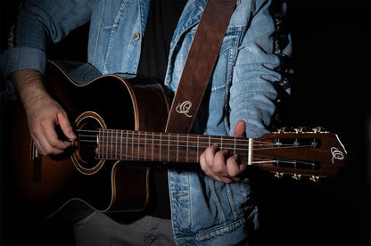 OSSU-20, courroie guitare, série Suede, face et dos cuir suédé, largeur 6 cm, longueur de 92 à 145 cm, peat