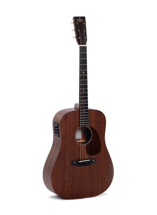 Modèle SDM-15E, Dreadnought, table acajou massif, f/e acajou massif, touche micarta, EQ Fishman, soft case, naturel satiné