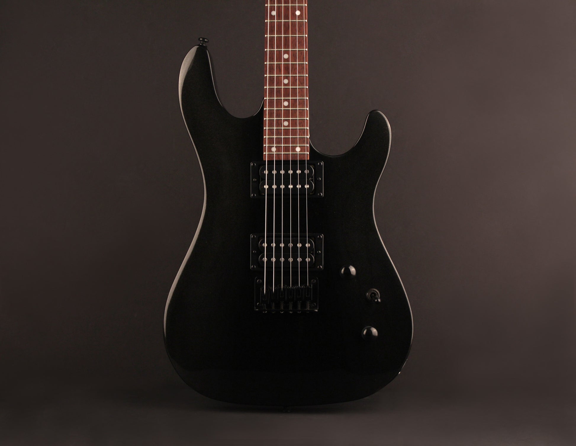 KX100, corps tilleul, manche vissé érable, touche jatoba, 2 micros doubles Powersound, black metallic