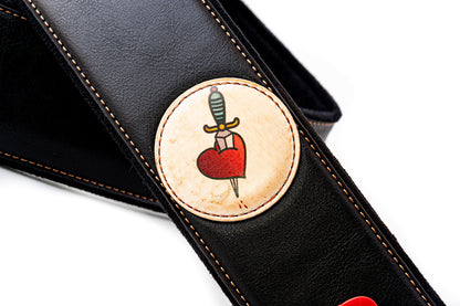 Courroie modèle TATOO HEART, extérieur synthétique, largeur 7 cm, longueur 98 à 153 cm, porte-médiators intégré, noir