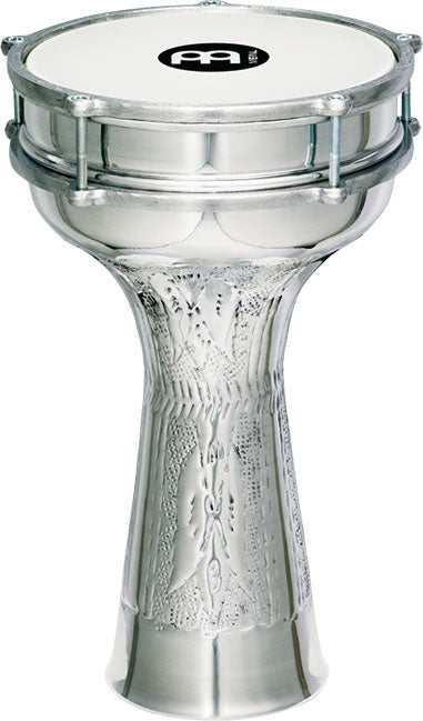 Darbuka aluminium martelé main, 20.5 x 37 cm, cymbalettes intérieures, peau synthétique, clé d'accord