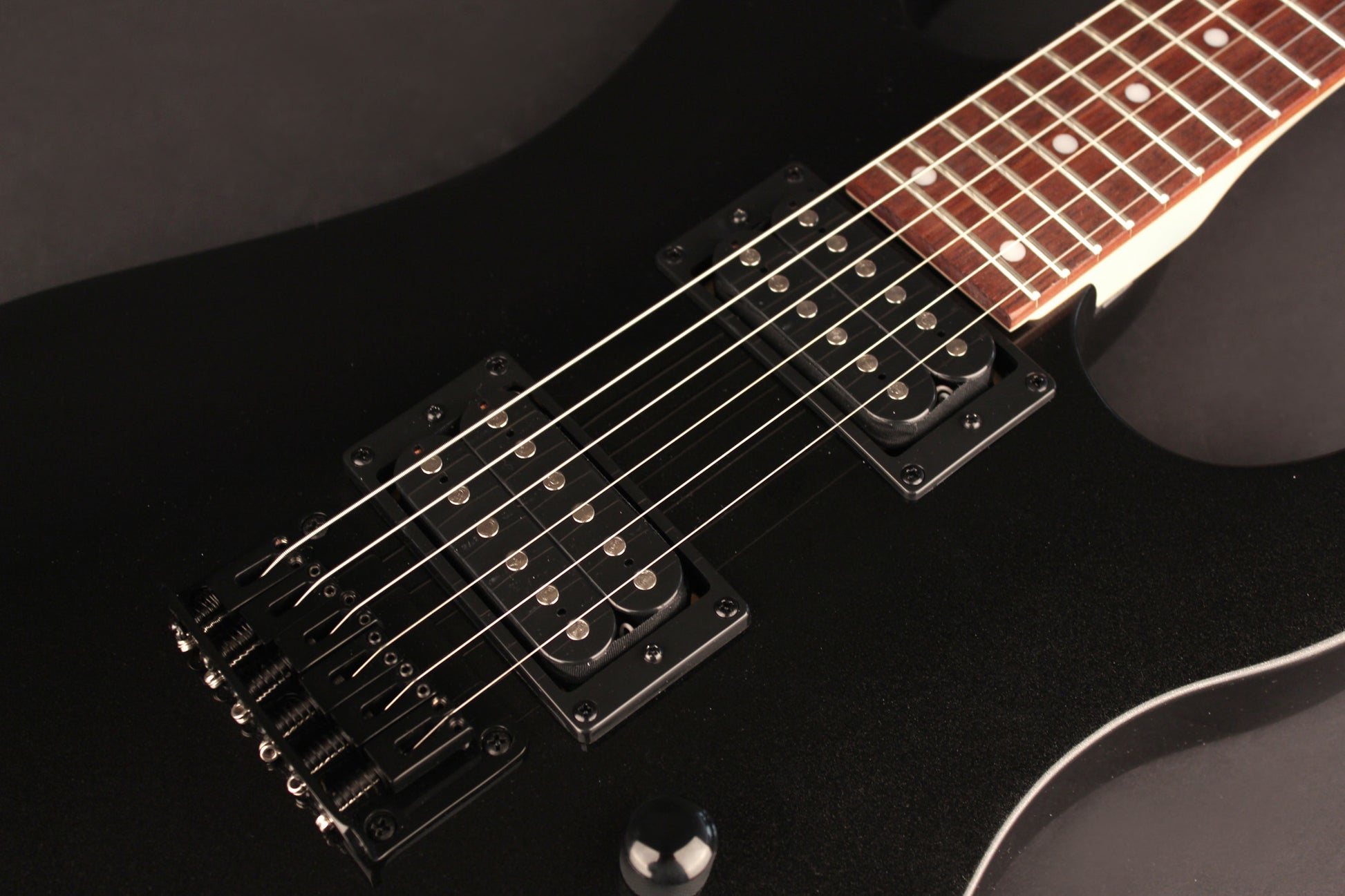 KX100, corps tilleul, manche vissé érable, touche jatoba, 2 micros doubles Powersound, black metallic