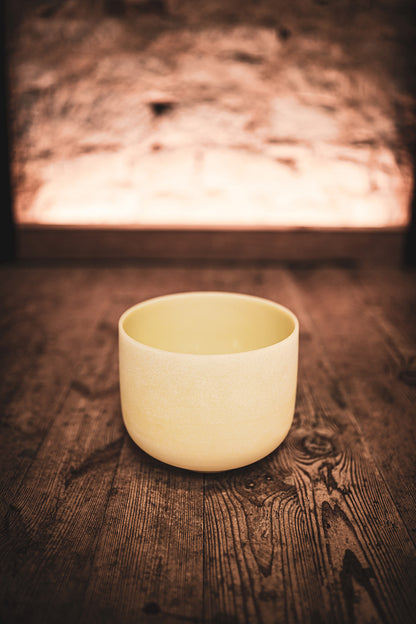 Bol tibétain d'une taille de 10" (25,40cm), hauteur : 19,56 cm. Quartz et émeraude.