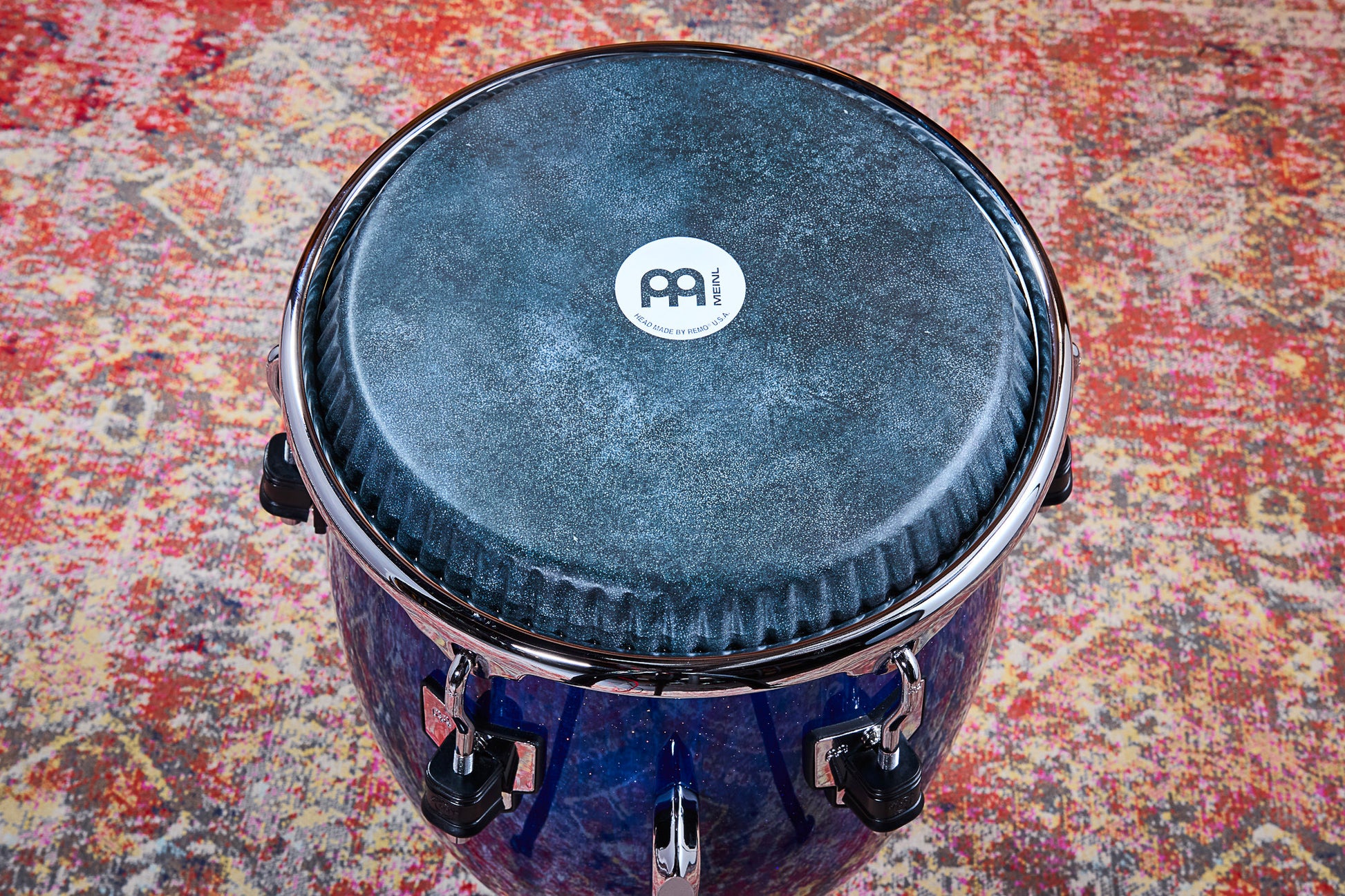 Tumba William 'Kachiro' 12" 1/2, fût pin de Nouvelle-Zélande 3 plis, hauteur 76.2cm, peau cuir de veau noir, cercles SSR 4mm