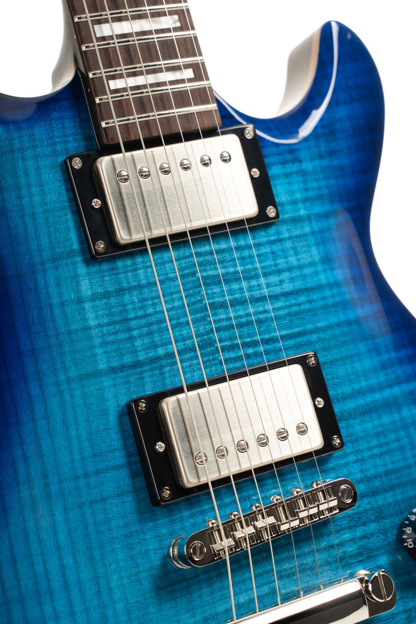 M600, corps acajou, placage érable flammé, manche collé acajou, 2 micros doubles Cort Voiced Tone VTH-59, blue burst