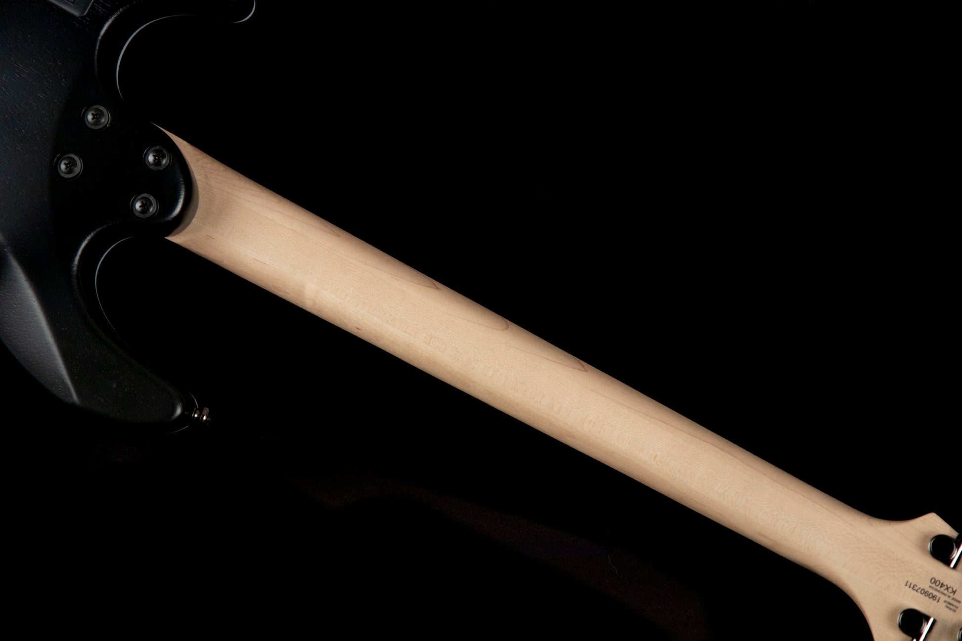 KX300 ETCHED, 6 cordes, corps acajou, table frêne sablée, touche pau ferro, 2 micros doubles EMG RetroActive, noir et or