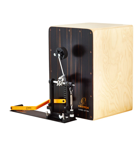 Ensemble constitué d'un cajon Ortega (corps bouleau, face amara, 46x30x30 cm) et d'une pédale cajon, avec housses