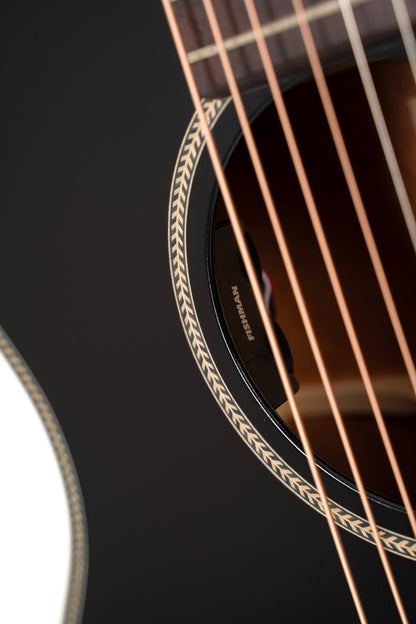 Essence OC4, table épicéa Sitka massif torréfié, f/e acajou, touche palissandre, Fishman Presys VT, semi brillant, table noire