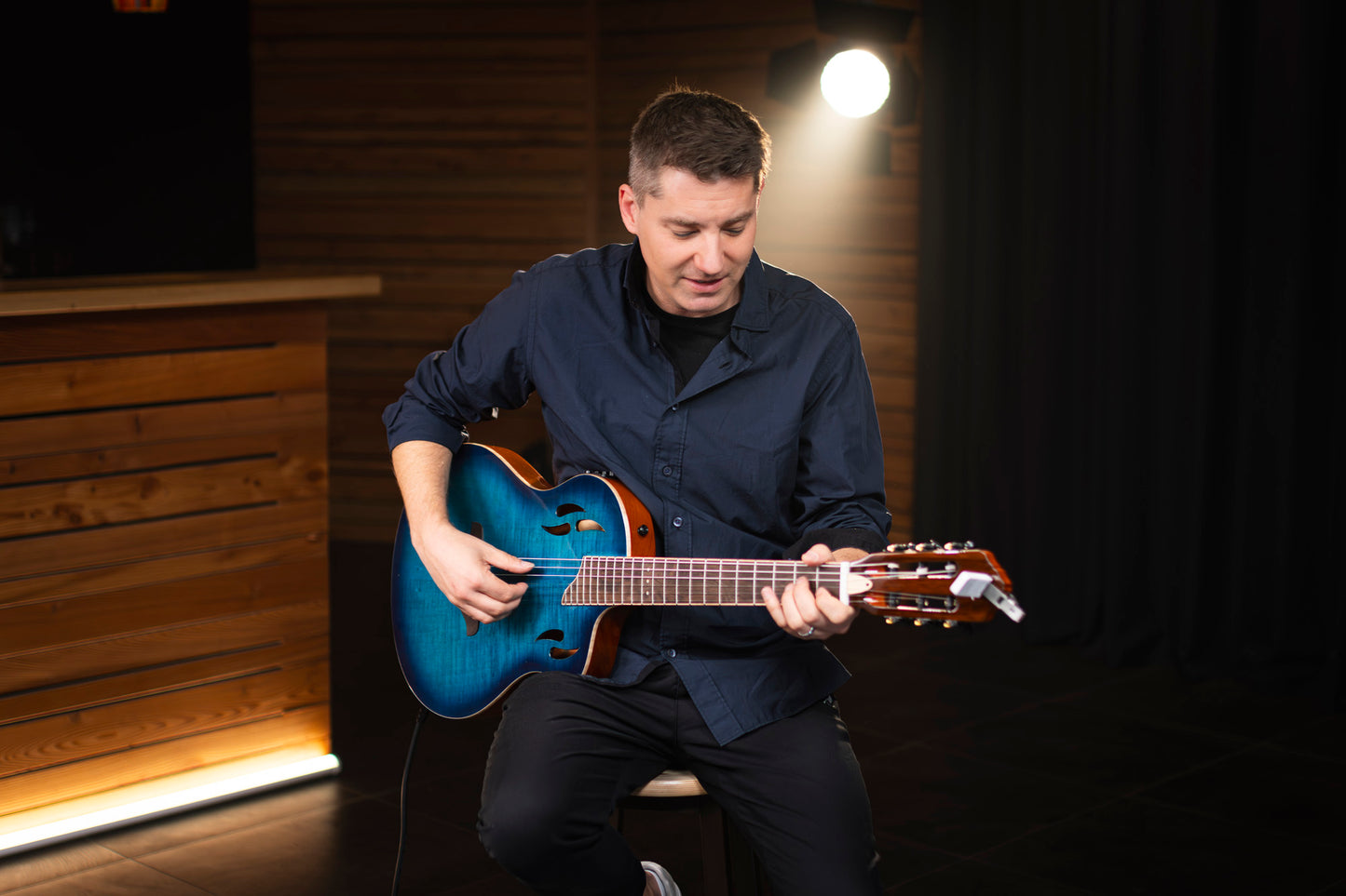 RTPDLX-FMA, modèle TourPlayer, EQ Magus X, corps okoumé, table érable flammé, sillet 48 mm, housse, bleu dégradé brillant