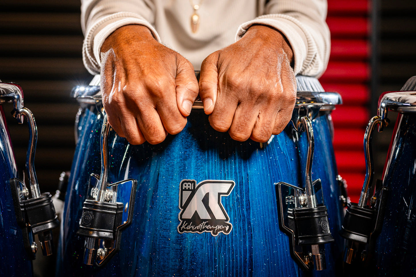 Conga William 'Kachiro' 11" 3/4, fût pin de Nouvelle-Zélande 3 plis, hauteur 76.2cm, peau cuir de veau noir, cercles SSR 4mm