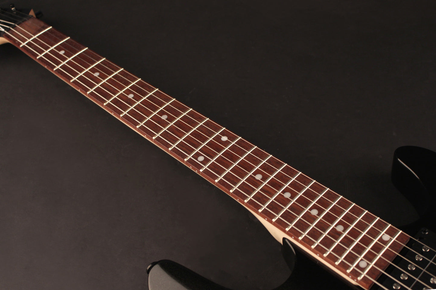 KX100, corps tilleul, manche vissé érable, touche jatoba, 2 micros doubles Powersound, black metallic
